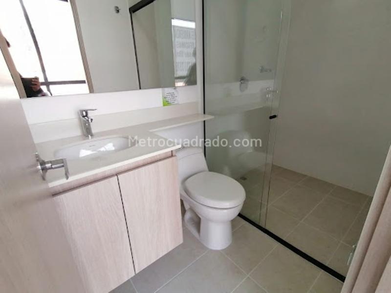 Modern Office Space on Avenida 80 in La Floresta, Medellín - 6