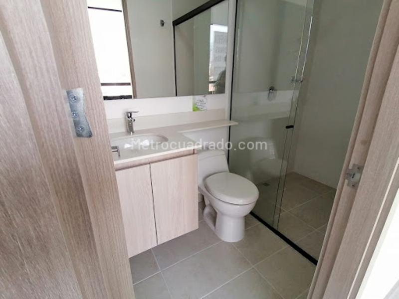 Modern Office Space on Avenida 80 in La Floresta, Medellín - 7