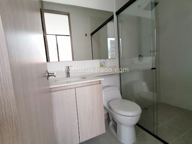 Modern Office Space on Avenida 80 in La Floresta, Medellín - 9