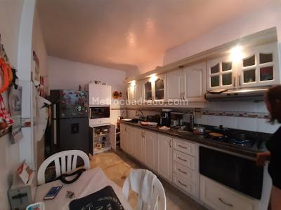Casa de 3 alcobas en arriendo en San Joaquin Laureles, Medellín, 100 m² · foto 2 de 13