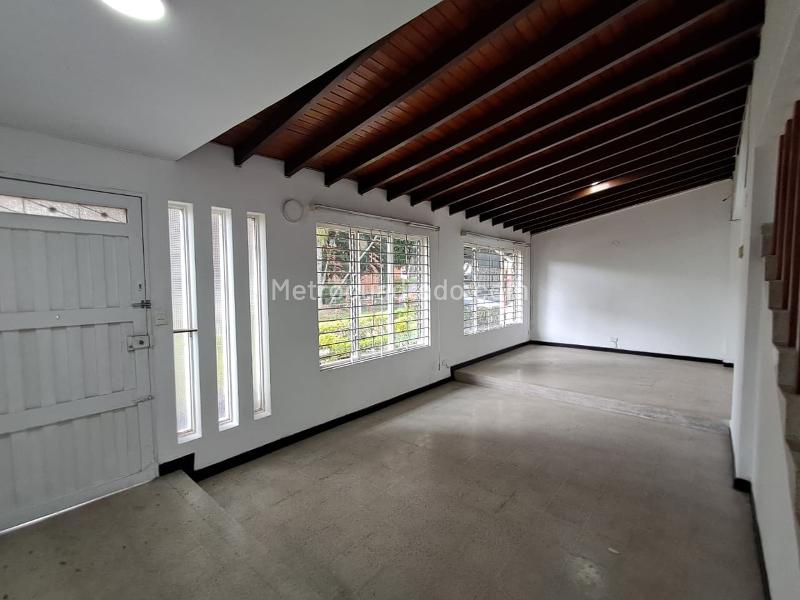 Prime Location 4BR House in Los Colores - 8