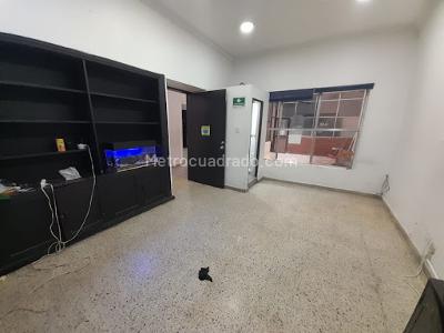 Casa de 5 alcobas en arriendo en Villa Nueva, Medellín, 310 m² · foto 4 de 20