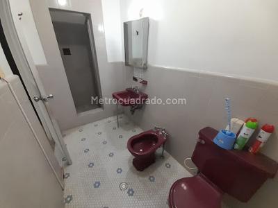 Casa de 5 alcobas en arriendo en Villa Nueva, Medellín, 310 m² · foto 10 de 20