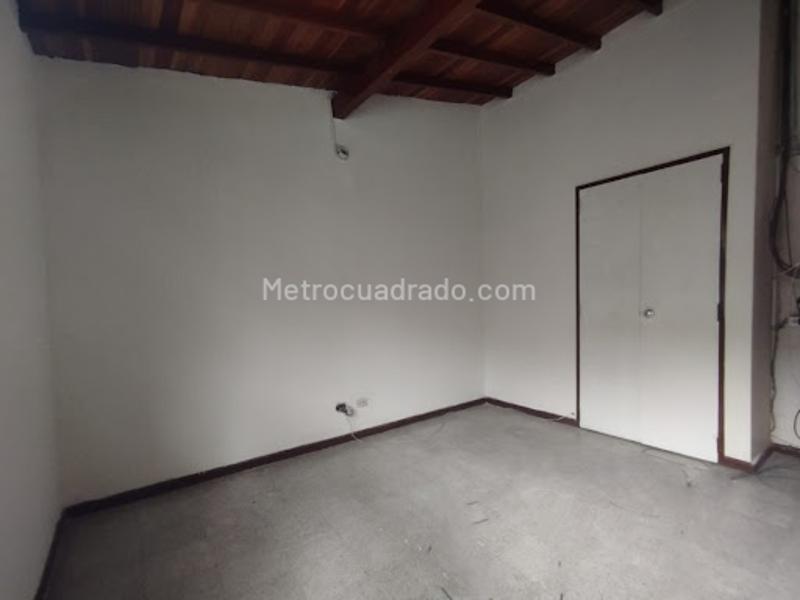 Magnífica Casa Comercial en Suramericana - 4