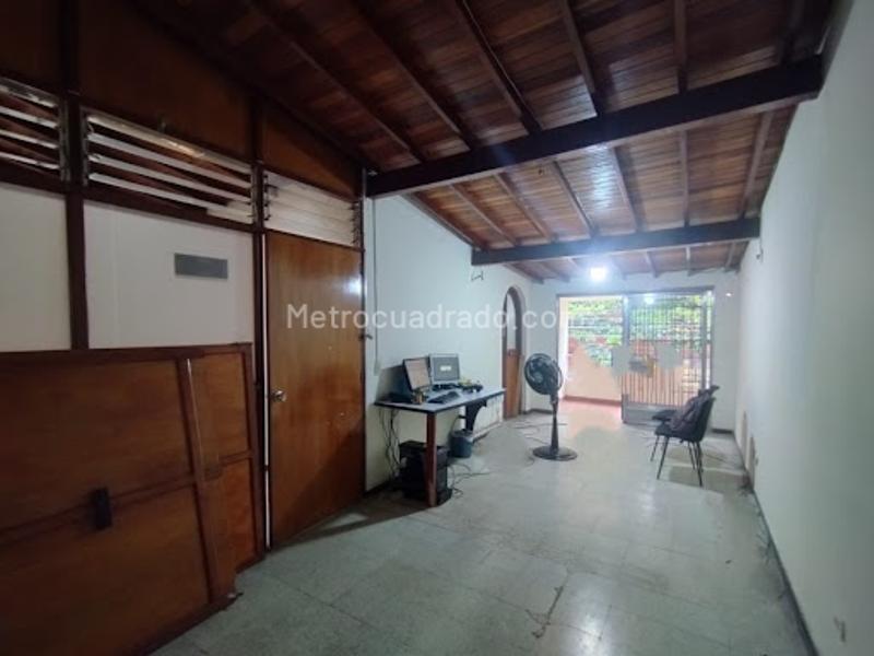 Magnífica Casa Comercial en Suramericana - 8