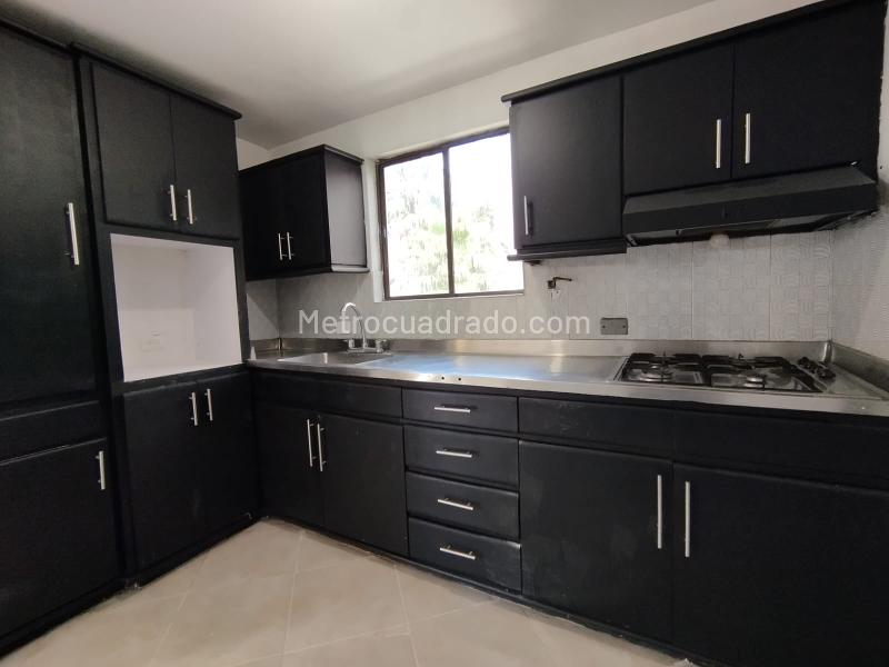 Excellent 4BR Apartment with Balcony in Las Lomas - 3
