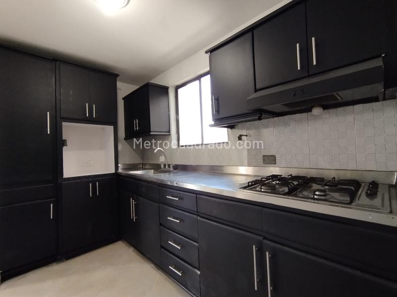 Excellent 4BR Apartment with Balcony in Las Lomas - 5