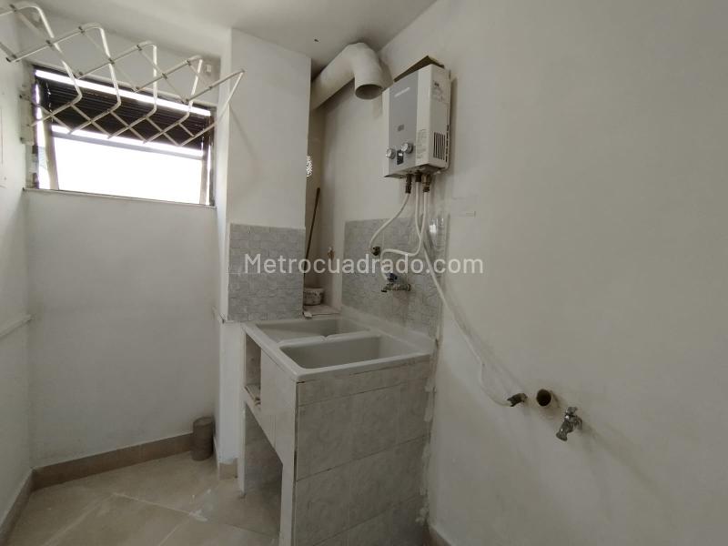 Excellent 4BR Apartment with Balcony in Las Lomas - 9