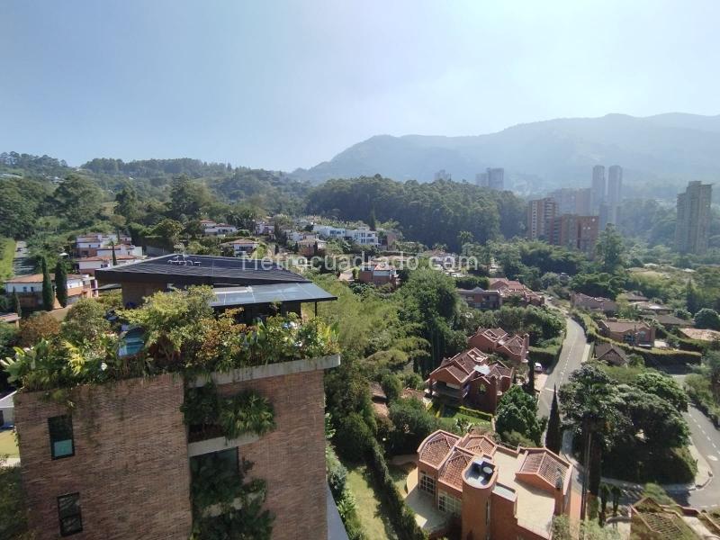 Elegant 4BR Apartment in Altos Del Poblado