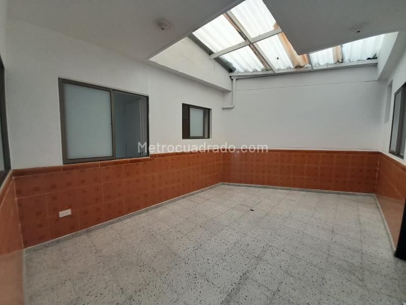 4BR House in El Nogal Los Almendros with Great Access