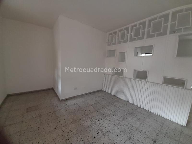 4BR House in El Nogal Los Almendros with Great Access - 2