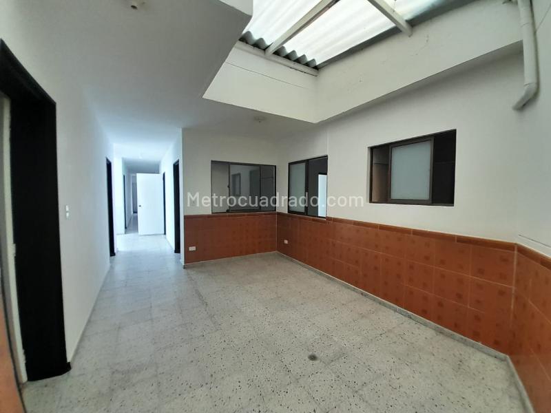 4BR House in El Nogal Los Almendros with Great Access - 3