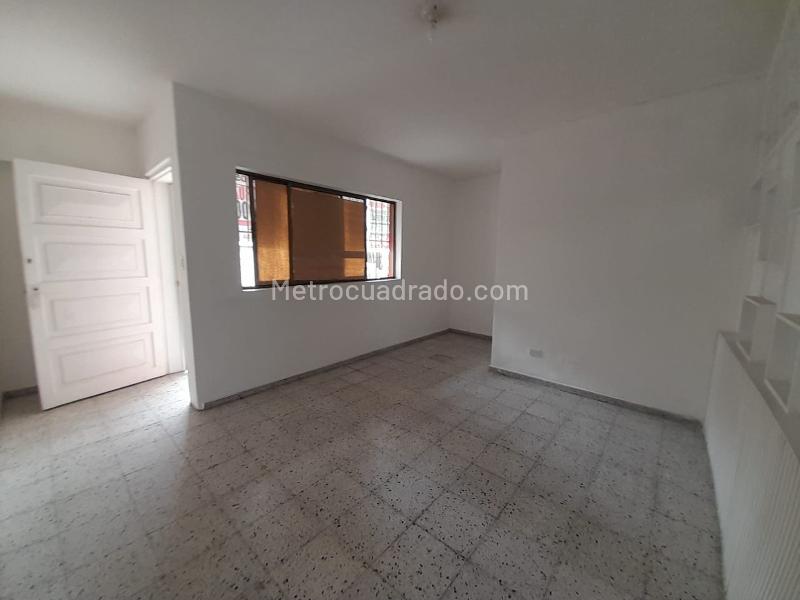 4BR House in El Nogal Los Almendros with Great Access - 5