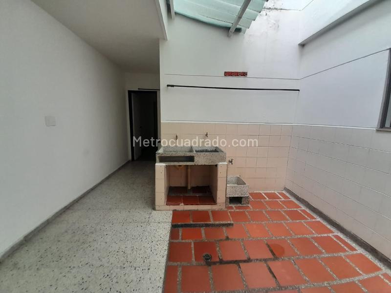 4BR House in El Nogal Los Almendros with Great Access - 9