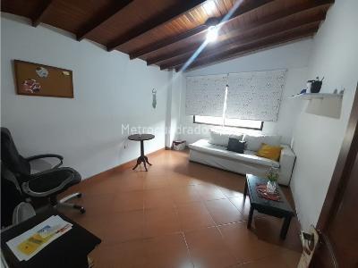 Casa de 5 alcobas en venta en Villa Hermosa, Medellín, 216 m² · foto 3 de 19