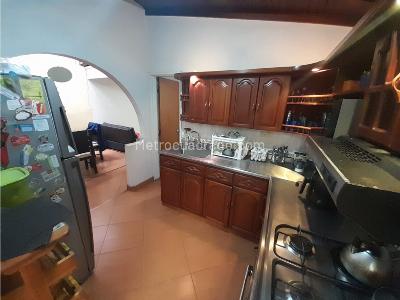 Casa de 5 alcobas en venta en Villa Hermosa, Medellín, 216 m² · foto 7 de 19