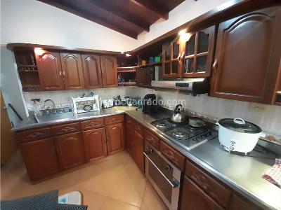 Casa de 5 alcobas en venta en Villa Hermosa, Medellín, 216 m² · foto 9 de 19