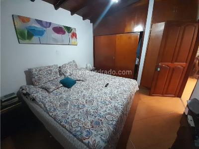 Casa de 5 alcobas en venta en Villa Hermosa, Medellín, 216 m² · foto 11 de 19