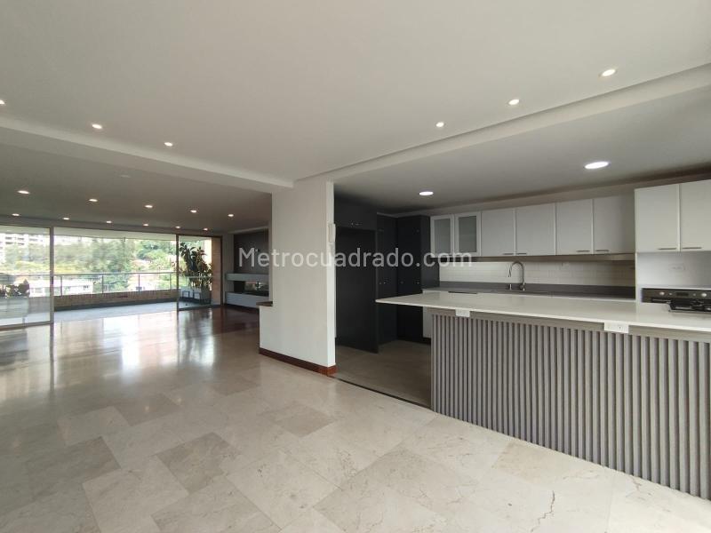 Beautiful 3BR Apartment Near Mall in La Calera