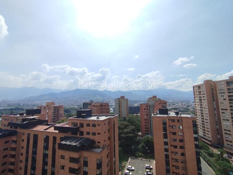 Stylish 1BR Loft Apartment in Los Balsos - 9