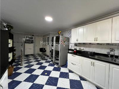 Casa de 3 alcobas en venta en El Diamante, Medellín, 856 m² · foto 2 de 8