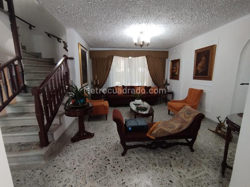 Elegant 4BR Commercial House in Los Colores