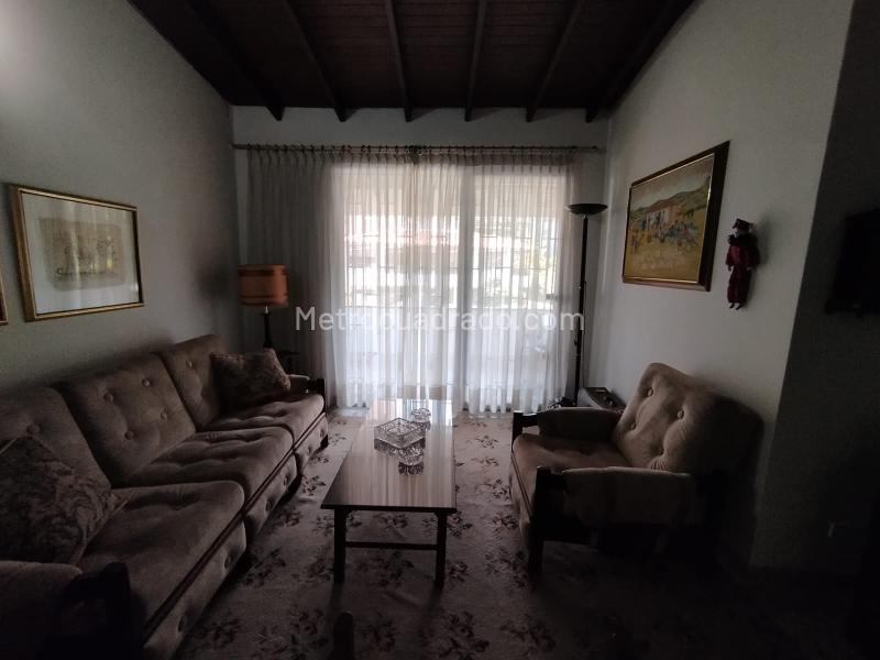 Elegant 4BR Commercial House in Los Colores - 2