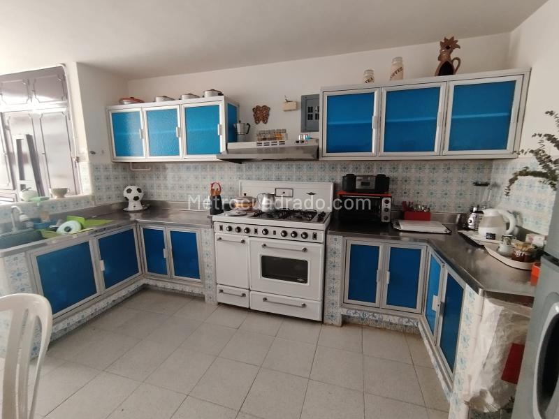 Elegant 4BR Commercial House in Los Colores - 4