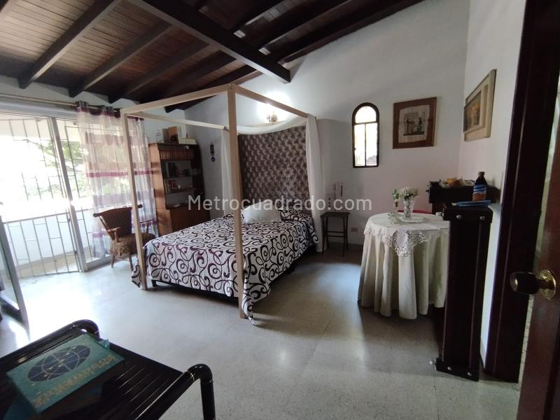 Elegant 4BR Commercial House in Los Colores - 5