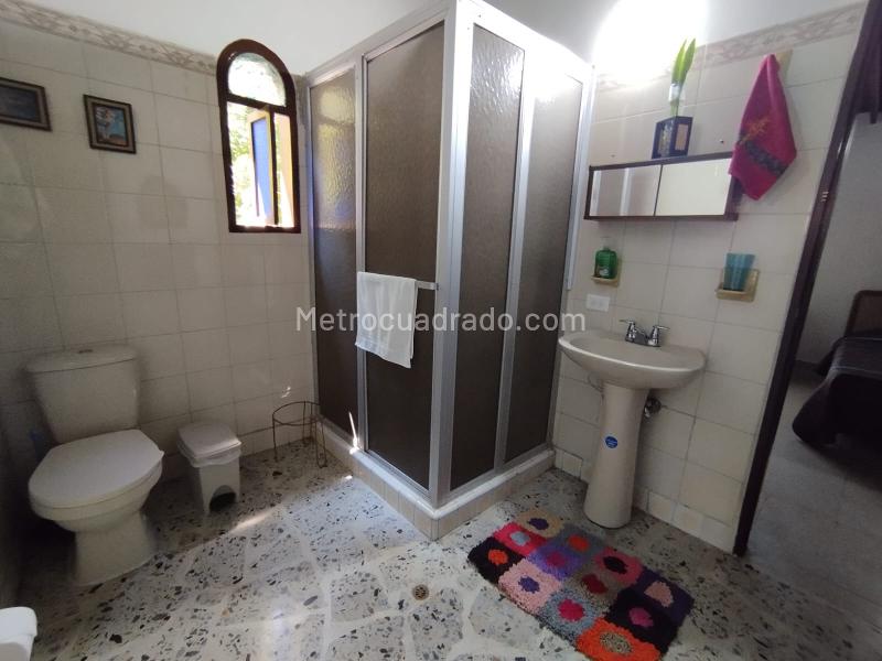 Elegant 4BR Commercial House in Los Colores - 6