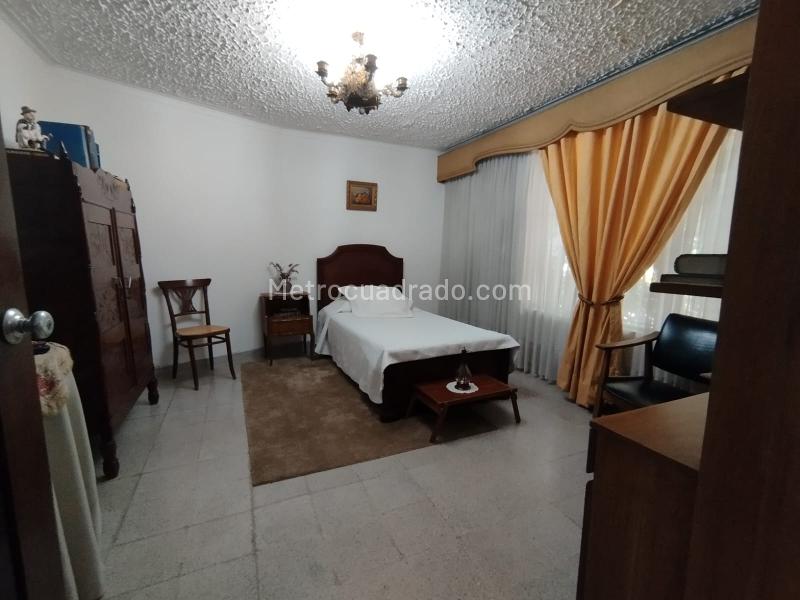 Elegant 4BR Commercial House in Los Colores - 7