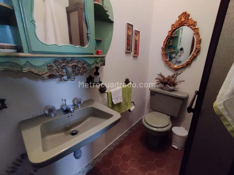 Elegant 4BR Commercial House in Los Colores - 8