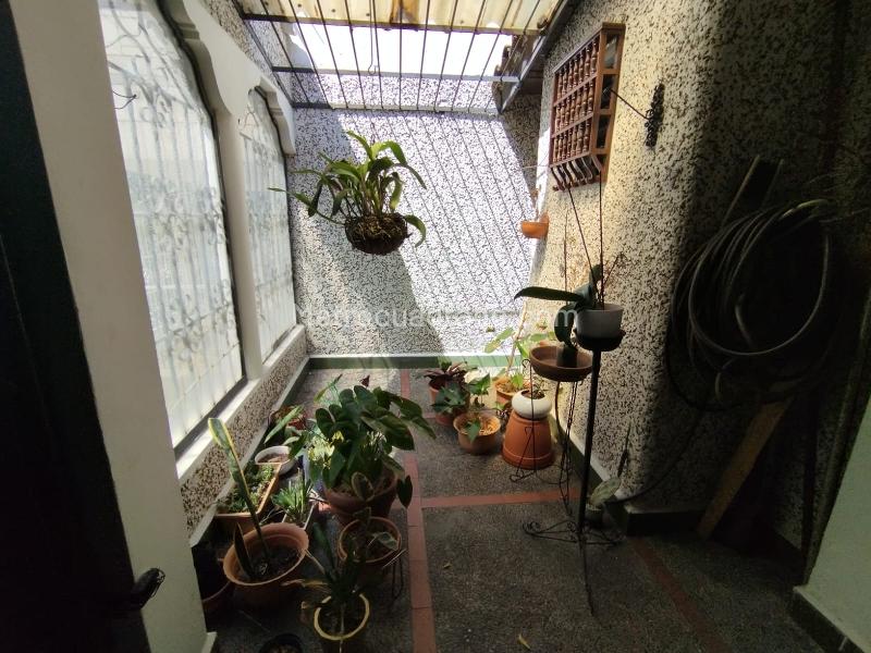 Elegant 4BR Commercial House in Los Colores - 9