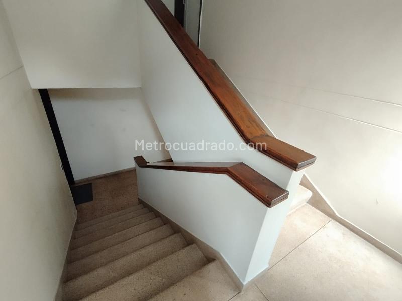 Apartamento Amplio de 3 Alcobas con Piscina en Aguacatala - 2