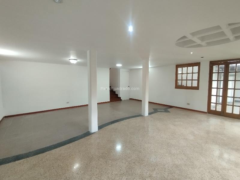 Casa Elegante de 4 Alcobas en Los Balsos - 6