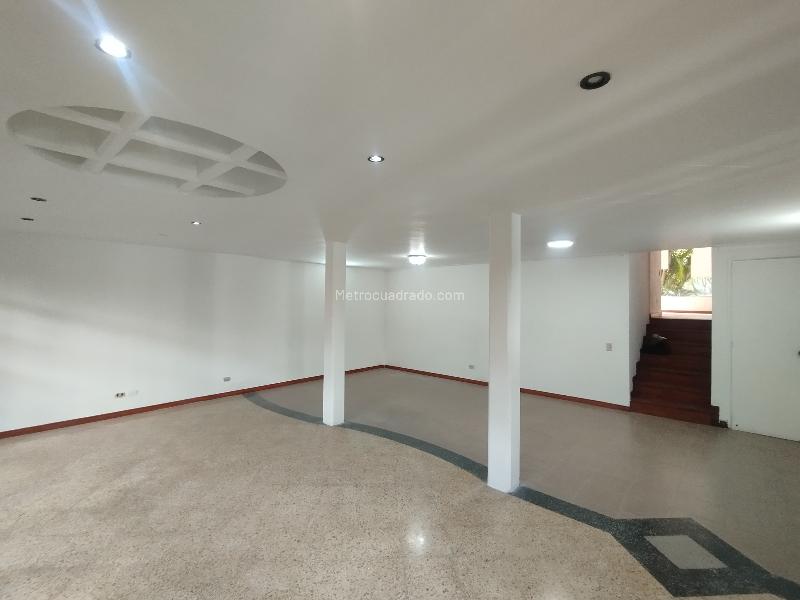 Casa Elegante de 4 Alcobas en Los Balsos - 9