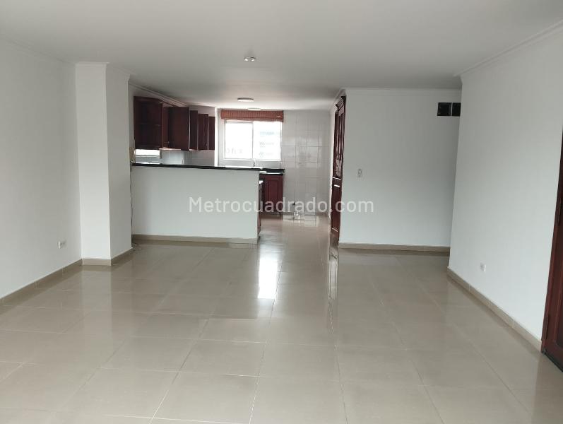 3BR Apartment with Double Parallel Parking in El Nogal Los Almendros