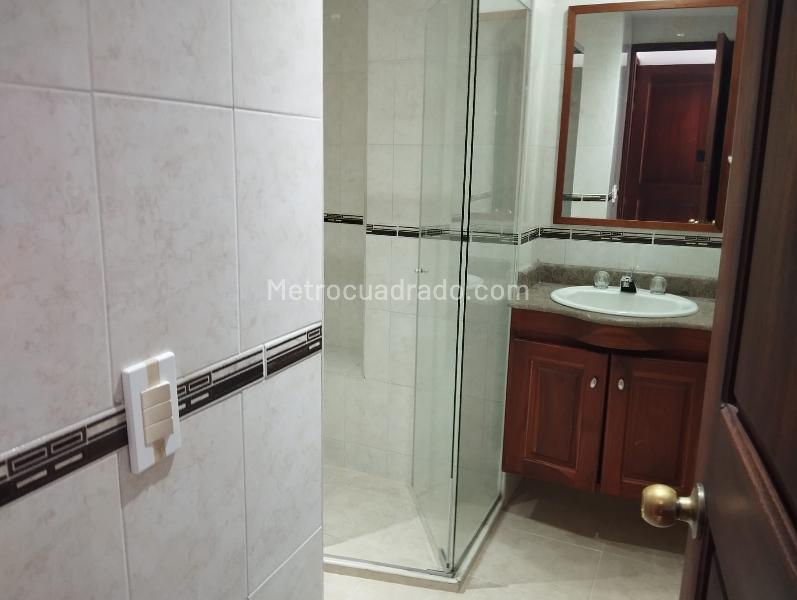 3BR Apartment with Double Parallel Parking in El Nogal Los Almendros - 2