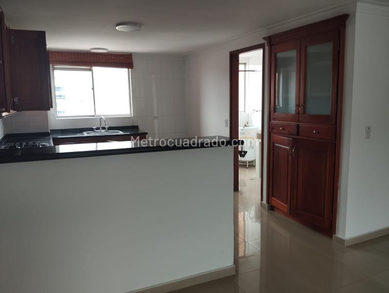 3BR Apartment with Double Parallel Parking in El Nogal Los Almendros - 4