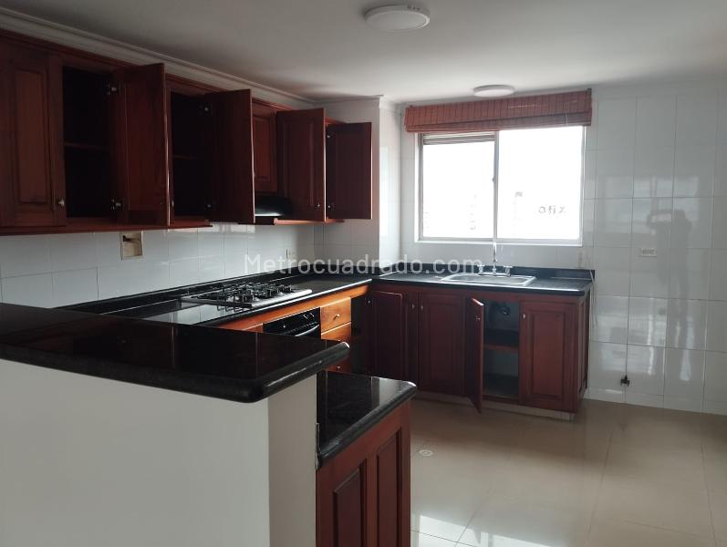 3BR Apartment with Double Parallel Parking in El Nogal Los Almendros - 7