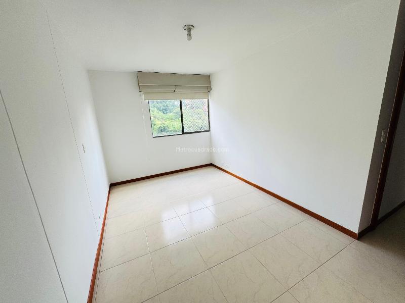 Apartamento Amplio y Luminoso de 3 Alcobas en Loma de San Julián - 7