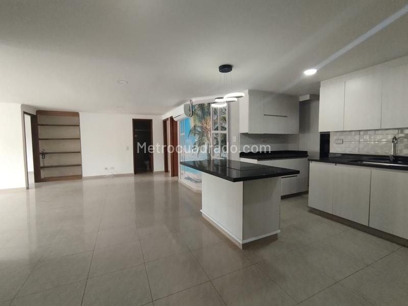 Apartamento Moderno de 3 Alcobas en Laureles, Medellín - 2