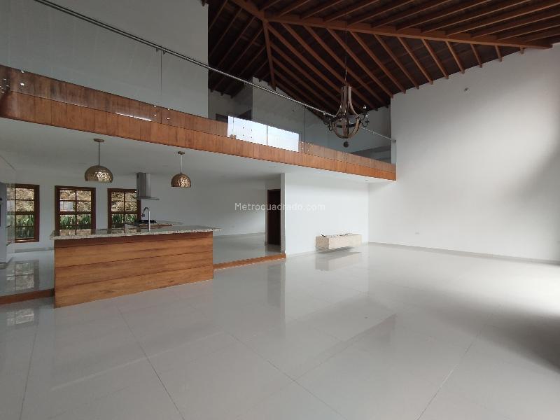 4BR House in La Mina (400 m²)