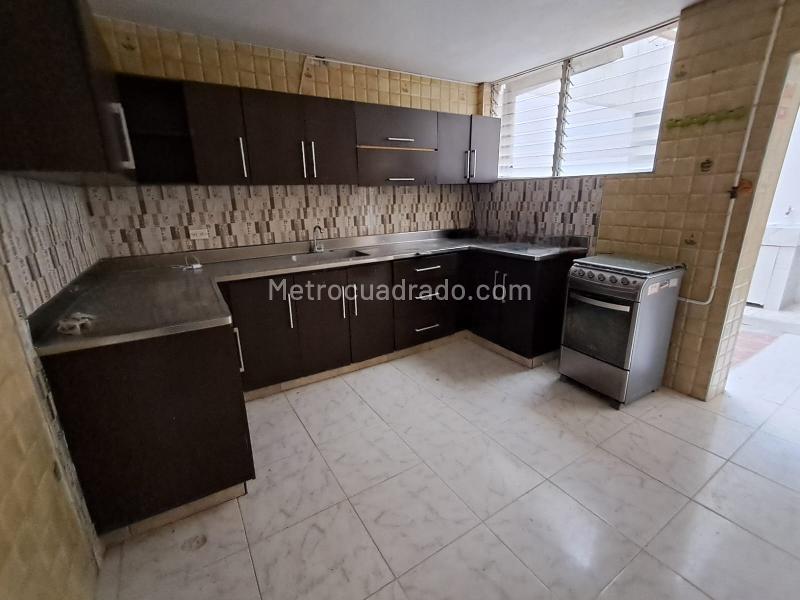 Casa Comercial de 5 Alcobas en Simon Bolivar - 3