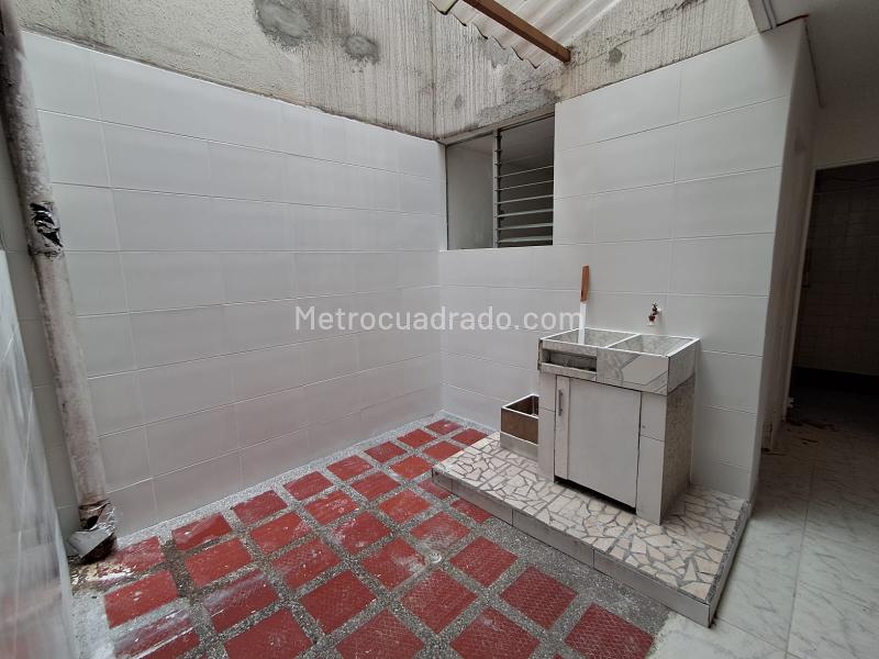 Casa Comercial de 5 Alcobas en Simon Bolivar - 4