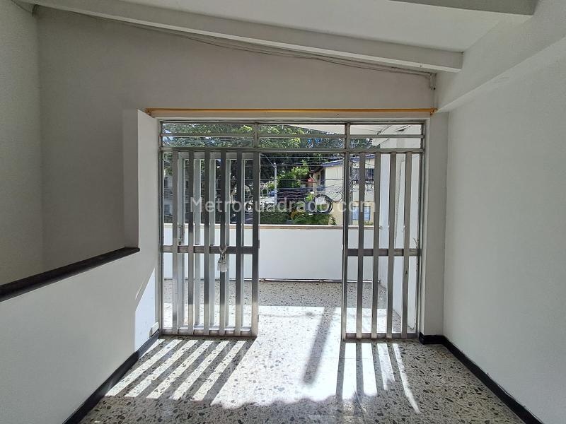 Commercial 5BR House with High Visibility in Miravalle - 3