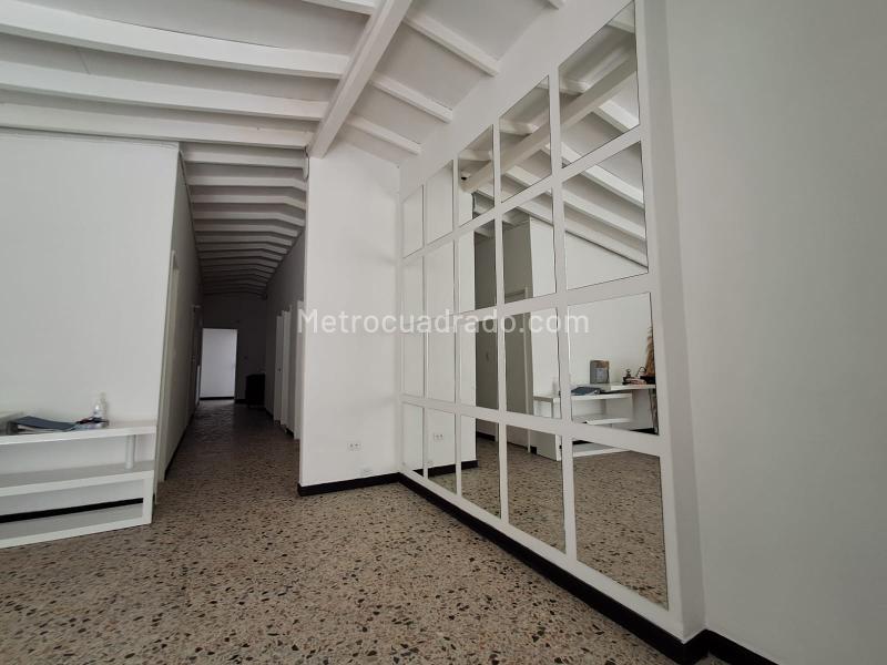 Commercial 5BR House with High Visibility in Miravalle - 9