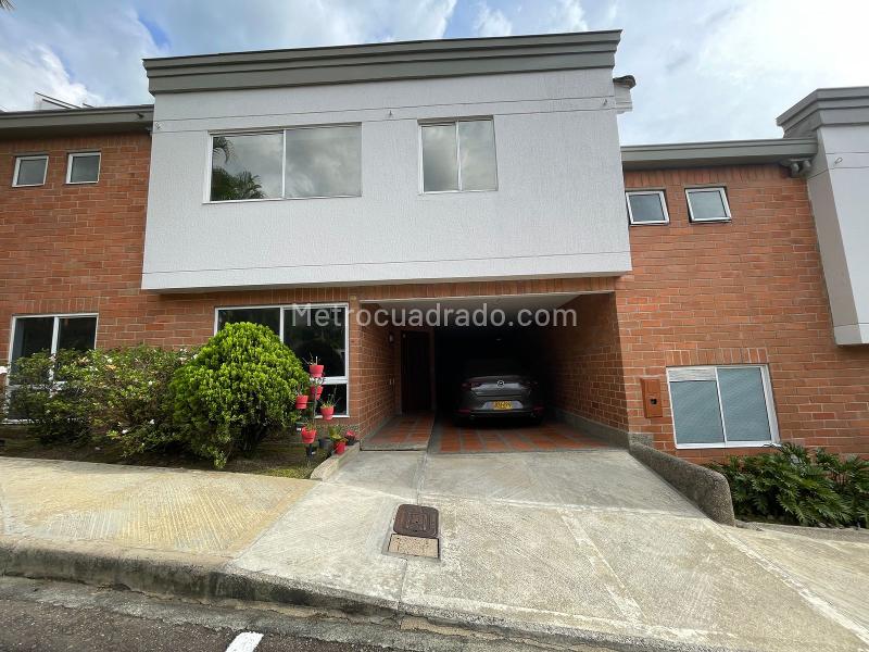 Casa Dúplex de 3 Alcobas en Los Balsos con Seguridad 24/7