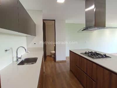 Apartamento de 2 alcobas en arriendo en Altos Del Poblado Cola Del Zorro, Medellín, 112 m² · foto 3 de 18