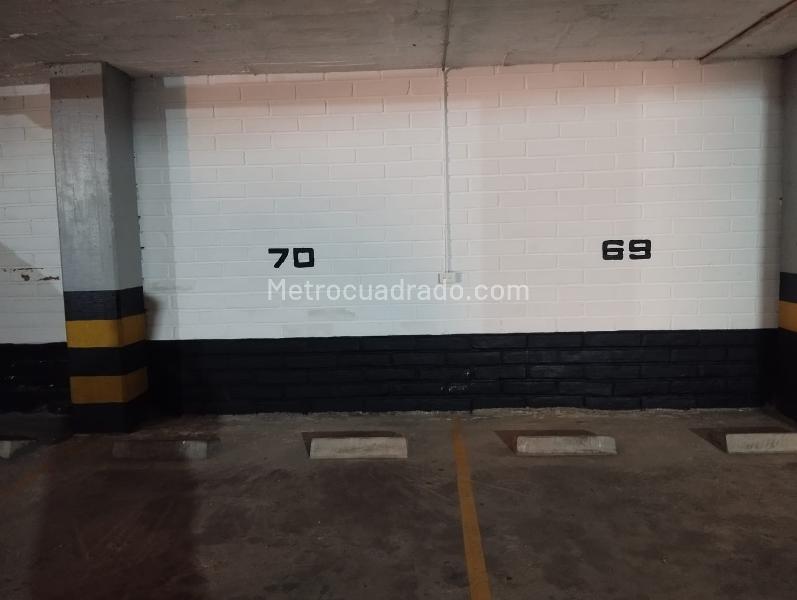 Exclusive 4BR Apartment with Balcony in La Florida El Poblado - 4